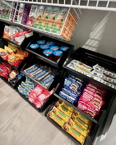 The ultimate grab-n-go snack section🍿🥨🍫 I love to have single serve snacks, bars, chips… within reach! And look how awesome these 3 tier risers turned out. They maximize the often wasted vertical space while also providing substantial holding power and categories for a variety of items. Like the tiers? Let me know and I’ll send you a link!! They’ll be on my website at a later date 😊 High School Snack Bar Ideas, Self Serve Snack Station, Jello Protein, Snack Corner, Snack Room, Snack Center, Snack Bar Ideas, Space Snacks, Single Serve Snacks