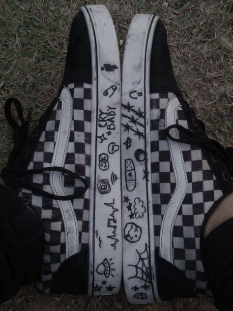 Vans With Drawings On Them, Converse Designs Diy Grunge, Drawing Ideas On Shoes, Drawing On Sneakers Ideas, Stuff To Draw On Your Shoes, Things To Draw On Ur Shoes, Converse Designs Ideas Drawing, Emo Shoes Aesthetic, Draw On Shoes Ideas