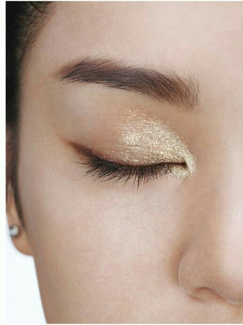 Light gold Shimmer powder. Trucco Smokey Eye, Teknik Makeup, Glittery Eyeshadow, Eyeliner Tips, Makeup Gold, Makeup For Older Women, Makeup Secret, Makeup List, Make Up Inspiration