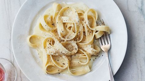 Real alfredo should never (never!) include cream; the silky sauce is the result of an emulsion between the grated cheese, melted butter, and starchy pasta water. This is part of [BA's Best](http://www.bonappetit.com/best), a collection of our essential recipes. Fettuccine Alfredo Sauce Recipe, Fetuccini Alfredo, Fettuccine Alfredo Sauce, Fettucini Alfredo, Resep Pasta, Favorite Pasta Recipes, Fettuccine Alfredo Recipes, Vegetarian Pasta Recipes, Pasta Water