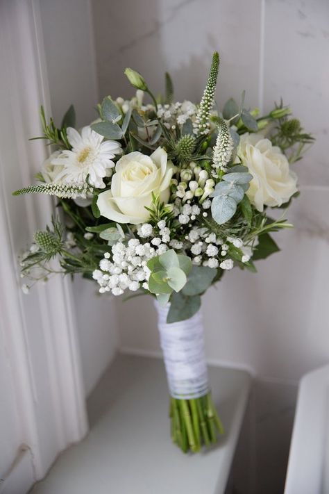 Cream Bridal Bouquet, Cream Wedding Bouquet, Bouquet With Roses, Small Wedding Bouquets, Gypsophila Bouquet, Simple Wedding Bouquets, Fresh Wedding Flowers, Rose Bridal Bouquet, England Photography