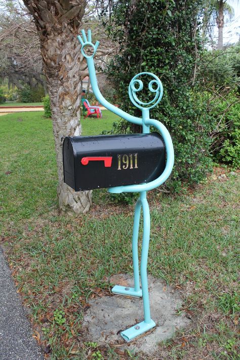 Welded Mailbox Ideas, Mailbox Holder, Cool Mailboxes, Metal Art Techniques, Unique Mailboxes, Weird Furniture, Mailbox Design, Steel Door Design, Garden Mural