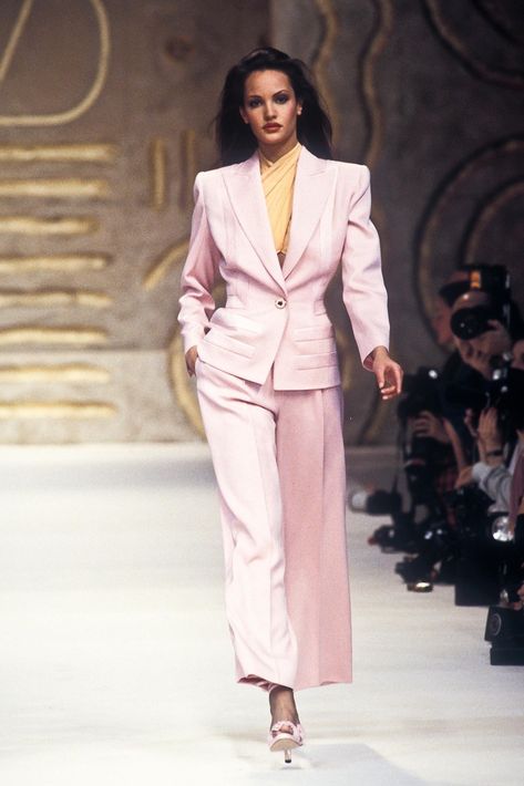 Valentino - Spring 1993 RTW Valentino Aesthetic, Claudia Mason, Valentino Runway, 90s Runway Fashion, Vintage Runway, Original Supermodels, Mode Chanel, High Fashion Editorial, Original Fashion