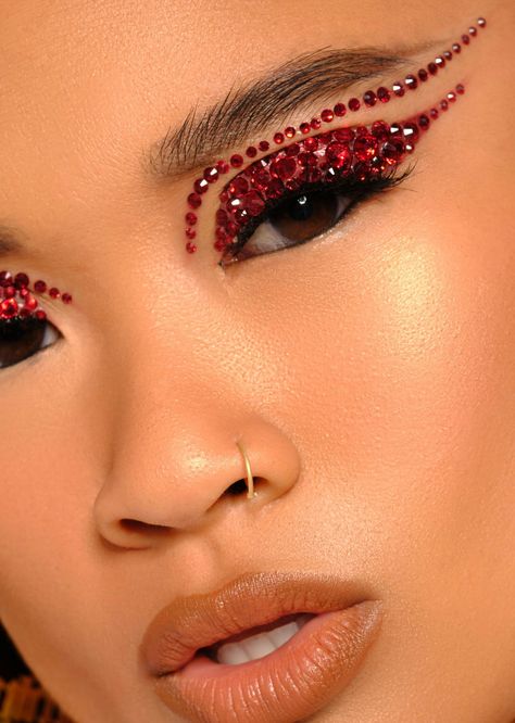 Stand Glitter, Makeup Photos, Rhinestone Makeup, Rave Makeup, Red Face, Face Gems, Art Makeup, Beauty Eyes, Red Rhinestone