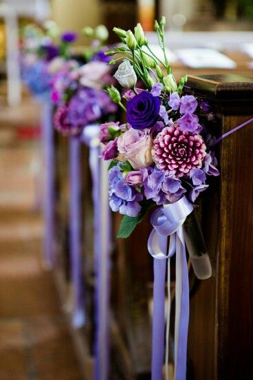 Pew bunch type Wedding Church Decor, Pew Decorations, Violet Wedding, Purple Wedding Theme, Church Wedding Decorations, Boda Mexicana, Lilac Wedding, Purple Wedding Flowers, Church Flowers