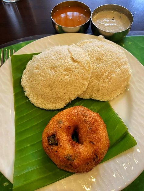 Idli & Vada South Indian Food Idli Vada Images, Idli Sambar Snapchat Story, South Indian Food Snap, Idli Vada, Idli Sambar, Random Snaps, Devi Images, Idli Recipe, Indian Foods