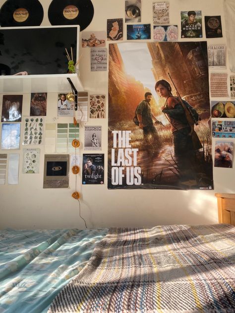 room inspiration Tlou Room Decor, The Last Of Us Room, Bedroom Ideas Tiktok, Tlou Poster, Downtown Girl Autumn, Downtown Girl Room, The Last Of Us Poster, Sunset Bedroom, Room Poster Wall