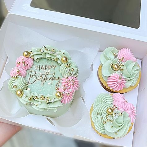 Mini Cake Cupcakes Set, Mini Cakes And Cupcakes, Mint Cake Decoration, Mini Cake Cupcakes, Easter Bento Cake Ideas, Mini Cakes With Cupcakes, Bento Combo Cake Design, Mini Cupcake Cake, Bento Combo Cake