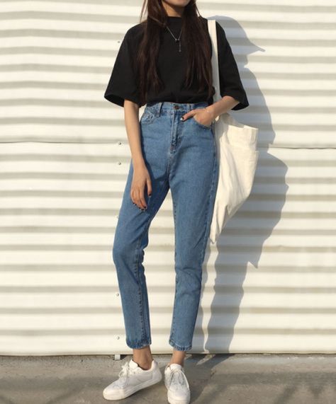 Street style fashion / Jeans #fashionweek #fashion #womensfashion #streetstyle #ootd #style  / Pinterest: @fromluxewithlove 90 Fashion, Outfit Ideas Korean, Hipster Girl, Mom Jeans Outfit, Hipster Girls, Korean Casual Outfits, 90's Fashion, Hipster Outfits, Girl Needs