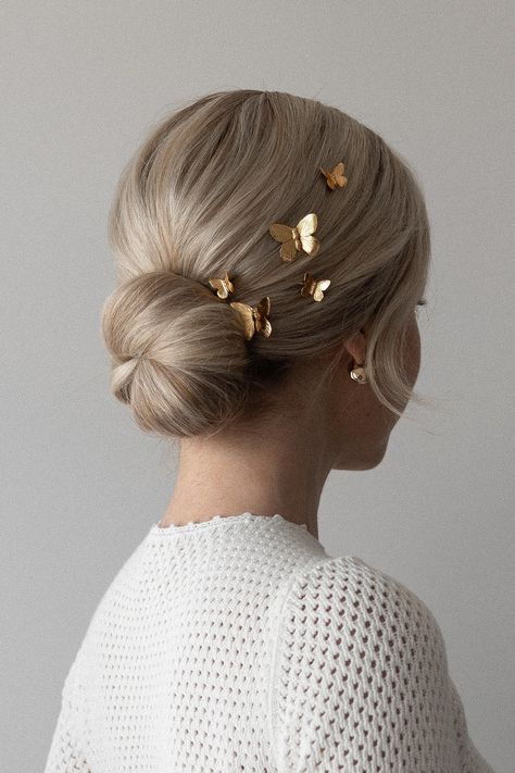 Easy Low Bun Hairstyle 2023 - Alex Gaboury Bun Hairstyles Accessories, Different Wedding Hairstyles, Wedding Hairstyles Up Do, Elegant Hair Accessories, Haïr Style For Medium Hair, Bun With Accessories, Hair With Accessories, Bun Accessories, Alex Gaboury