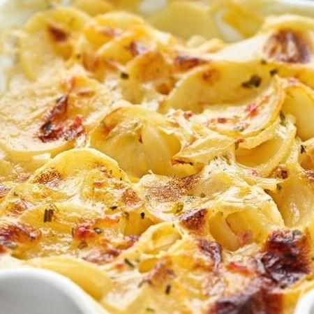 Really yummy! Made this tonight and added carrots. Everyone loved it. Easy Cheesy Scalloped Potatoes, Cheese Scalloped Potatoes, Cheesy Potato Bake, Potato Gratin Recipe, Campbells Soup Recipes, Campbells Recipes, Epicure Recipes, Scalloped Potatoes Cheesy, Scalloped Potato Recipes