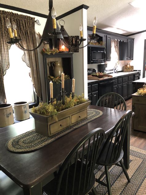 Primitive Kitchen Ideas, Prim Kitchen, Colonial Dining Room, Primitive Dining Room, Primitive Table, Keeping Rooms, Primitive Dining Rooms, Primitive Living Room, Primative Decor