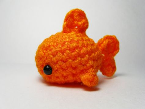 Amigurumi Goldfish - FREE Crochet Pattern / Tutorial Crocheted Fish, Crochet Fish Patterns, Crochet Fish, Kawaii Crochet, Fish Patterns, Crochet Animal Patterns, Fun Crochet Projects, Diy Crochet Projects, Crochet Gifts