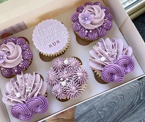 Pastel Purple Cupcakes, Cupcakes For Moms Birthday, Purple Cupcakes Ideas, Lilac Cupcakes, Pretty Cupcakes Designs, Birthday Cupcake Ideas, Holiday Cake Designs, Cake Piping Techniques, Birthday Cake For Women Simple