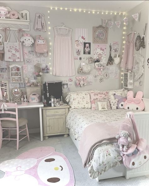 Pastel Pink And White Bedroom, Pink Bedroom Ideas Small Room, Everskies Bedroom, Pink Kawaii Room Aesthetic, Kawaii Cozy Room, My Melody And Kuromi Room, My Melody Bedroom Ideas, Coquette Kawaii Room, Aesthetic Sanrio Room