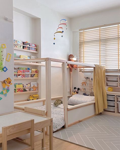 INFINITIDY • インフィニタイディ - 4 Corners in My Toddler’s Bedroom that Help Foster Independence (Montessori-Inspired in Small Spaces) Montessori Bedroom Toddler, Small Toddler Room, Toddler Montessori Bedroom, Small Toddler Rooms, Small Toddler Bedroom, Montessori Toddler Room, Montessori Toddler Bedroom, Kids Rooms Inspo, Montessori Bedroom