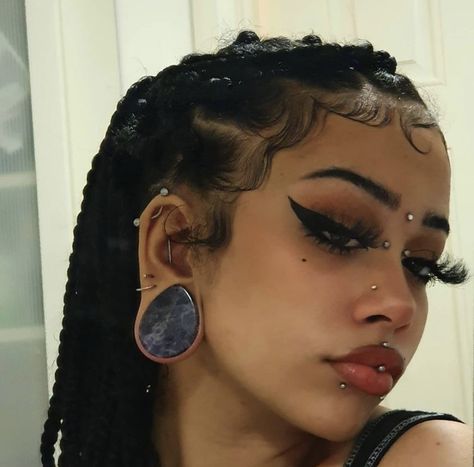 Cute Face Percinings, Dermal Piercing Forehead, Women With Gauges, Face Piercings Aesthetic Grunge, Goth Face Piercings, Grunge Piercings Aesthetic, Gauges Black Women, Vertical Labret Piercing Black Women, Piercings Aesthetic Face