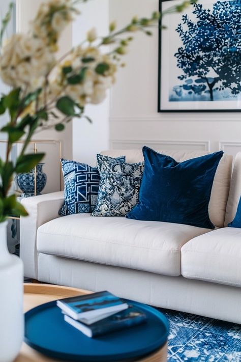 Chic Navy Blue and White Living Room Decor Tips Blue White Sofa, Blue Minimalist Living Room, Modern Navy Living Room, Blue Apartment Aesthetic, Navy Blue Living Room Decor, Living Room Blue And White, Navy And White Living Room, White Living Room Ideas, School Apartment