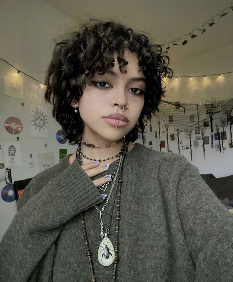 Short Biracial Haircut, Short Curly Hair Shag, Hair Cuts For Curly Hair With Layers, Short Curly Haircuts With Bangs, Nb Hair, Very Short Curly Hair, Hair Oval Face, Vertical Labret, Short Grunge Hair