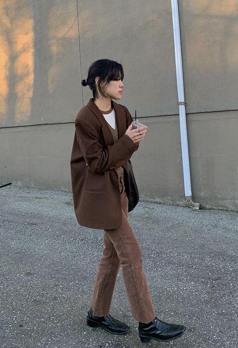 Brown Corduroy Blazer Outfit, Corduroy Blazer Outfit, Fall Outfits Boots, Birkenstock Clog Outfit, Birkenstock Boston Outfit, Blundstone Style, Clog Outfit, Brown Corduroy Blazer, Corduroy Pants Outfit