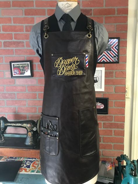 Camici da lavoro Barber Shop Decor Ideas, Shop Decor Ideas, Barber Clothing, Salon Apparel, Leather Aprons, Barber Tattoo, Barber Accessories, Barber Equipment, Barber Shop Interior