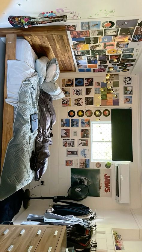 Music Dorm Room, Guy Room Ideas, Street Style Bedroom, Guys Bedroom Ideas, Dorm Room Ideas For Guys, Guys Room Aesthetic, Mens Room Decor, Mens Bedroom Decor, Cool Room Decor