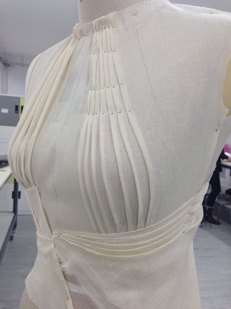 Working on the stand (pleating/gathers) | Yolanda Ati-tay / BA ... Draping Ideas, Draping Techniques, Fashion Draping, Draping Fabric, Draping Fashion, Design Moda, Creative Pattern, The Stand, Couture Mode