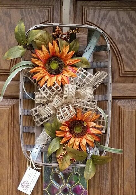 Fall tobacco basket with sunflowers. Fall Wreath Ideas, Fall Decor Wreaths, Basket Wreath, Creative Wreaths, Door Wreaths Diy, Fall Thanksgiving Decor, Fall Deco, Diy Fall Wreath, Fall Crafts Diy