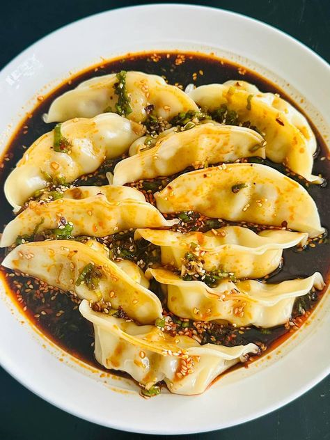 Chili Oil Dumpling Sauce, Wontons Sauce, Best Dumpling Sauce, Meat Dumplings Recipe, Steamed Dumplings Recipe, Asian Dumpling Recipe, Korean Beef Bulgogi, Dumpling Sauce, Meat Dumplings