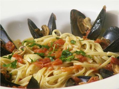 Linguine with Mussels Coconut Curry Mussels, Mussels Recipes, Cooking With Nonna, Christmas Fish, Mussels Recipe, Italian Christmas, Pasta Sauces, Seafood Dinner, Linguine