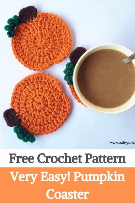 Halloween is closer than you think, this amazing project was brought to you by the hand of Rhea from Crafty Guild, here she shows you how to crochet easily some beautiful pumpkin coasters, great for the occasion. These tiny pumpkins will look amazing with your Halloween decoration this year, or even on your Thanksgiving table, you can use them for the entire fall season. You can find the free pattern on the author's blog, and, in the video tutorial down below you'll learn how to crochet them... Crochet Fall Coasters, Coaster Patterns, Circle Crochet, Thanksgiving Crochet, Crochet Patterns Baby Boy, Yarn Crafts For Kids, Crochet Bird, Crochet Coasters Free Pattern, Coaster Pattern