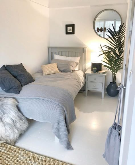 💌@JooniesStarChild Small Guest Bedroom, Small Apartment Bedrooms, Natural Bedroom, Small Bedroom Designs, Single Bedroom, Small Bedroom Decor, Small Room Design, Indie Room, Comfortable Bedroom