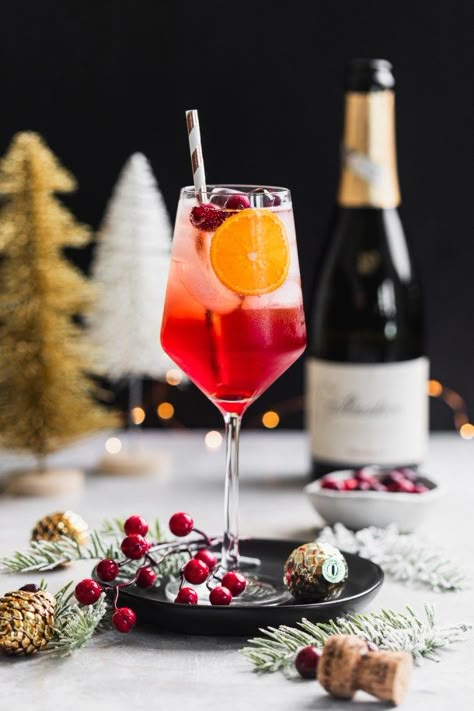 Winter Aperol Spritz, Fizz Mocktail, Xmas Cocktails, Xmas Drinks, Christmas Drinks Alcohol Recipes, Aperol Spritz Recipe, Christmas Drinks Alcohol, Spritz Recipe, Winter Drink