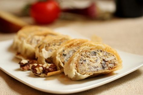 Mushroom Strudel, Mushroom Cheese, Kitchen Notes, Toasted Walnuts, Perfect Appetizers, Milk Recipes, Yummy Appetizers, Appetizer Snacks, Vintage Kitchen