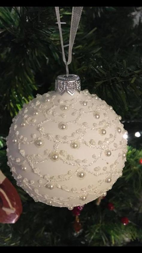 White Christmas Ornaments Diy, Christmas Ball Ornaments Diy, Black Christmas Tree Decorations, Diy Christmas Ball, Fancy Christmas Ornaments, Dollar Store Christmas Crafts, Wall Christmas Tree, Gold Christmas Ornaments, White Christmas Ornaments