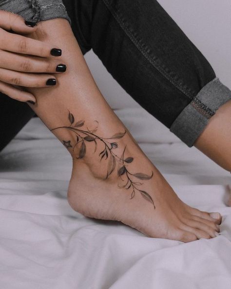 Vine Foot Tattoos, Tattoo Bein Frau, Wrap Around Ankle Tattoos, Anklet Tattoos For Women, Ankle Foot Tattoo, Cute Foot Tattoos, Wrap Around Tattoo, Ankle Tattoo Designs, Wrap Tattoo