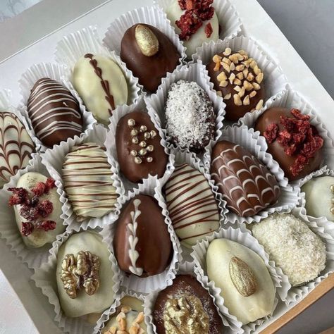 @𝖽𝗋𝗑𝖺𝗆𝗅𝗈𝗏𝖾𝗋 Dates Chocolate, Ramadan Sweets, Eid Sweets, Ramadan Desserts, Homemade Chocolate Bars, Date Recipes, Chocolate Assortment, Ramadan Recipes, Chocolate Coating