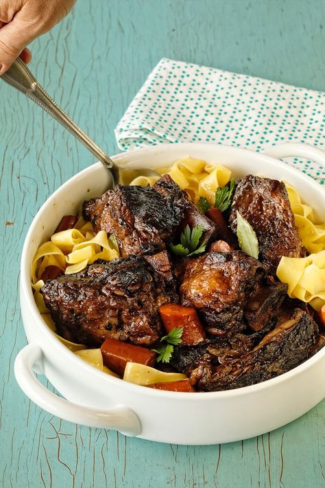 "The Kitchen" co-host Geoffrey Zakarian shares an easy recipe for soul-warming braised short ribs with egg noodles that's perfect for this time of year. Geoffrey Zakarian Recipes, Braised Lamb Shoulder, Super Bowl Snack Recipes, Geoffrey Zakarian, The Kitchen Food Network, Braised Lamb, Food Charlatan, Winter Comfort Food, Braised Short Ribs