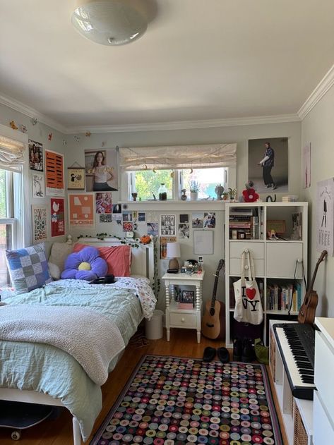 Tiny Maximalist Bedroom, Small Room Ideas Maximalist, Dorm Room Carpet, Twin Size Bed Aesthetic, Organized Maximalist Bedroom, Twin Bed Aesthetic Room, 13x11 Bedroom Layout, Bedroom Rugs Aesthetic, Carpet Room Ideas