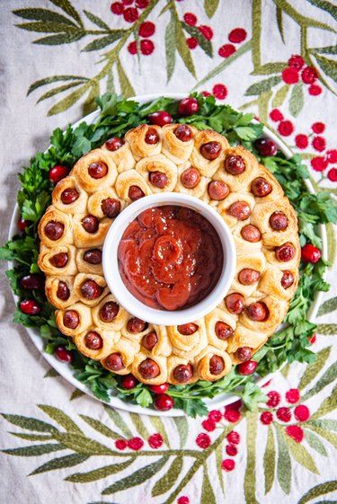 How to Make a Tear-Apart Pigs in a Blanket Wreath | eHow Mini Hot Dog Wreath, Appertiser Ideas For Christmas, Mini Pigs In A Blanket Wreath, Pull Apart Pigs In A Blanket Pioneer Woman, Little Smokies Wreath Christmas, Mini Sausage Wreath, Christmas Apatizer Ideas, Pigs In A Blanket Crescent Rolls Wreath, Wreath Food Christmas