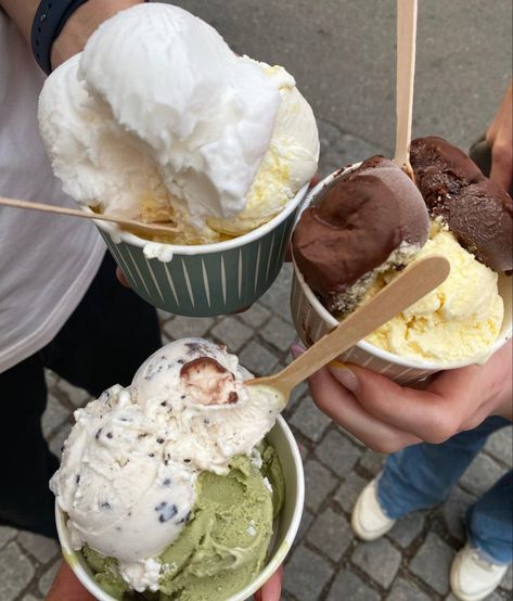 Girl In Girl, Ice Cream Sunday Aesthetic, Ice Cream With Friends Aesthetic, Ice Cream Aesthetic Snapchat, Natural Ice Cream Snapchat, Friends Eating Ice Cream Aesthetic, Foods Aesthetic, Luna Aesthetic, Food From Around The World