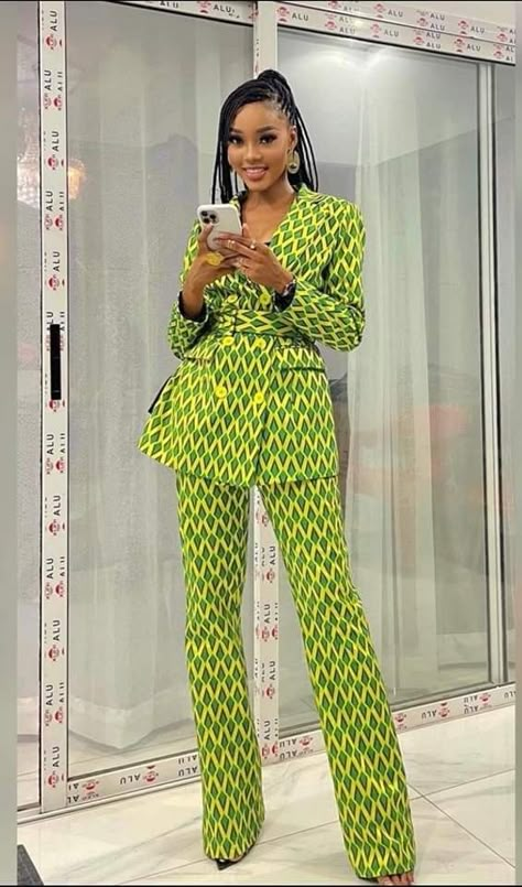 Veste et pantalon Model Wax, Ankara Suit, African Pants, African Print Pants, Nigerian Outfits, Costume Africain, African Chic, African Print Dress Ankara, Blazer Outfits For Women