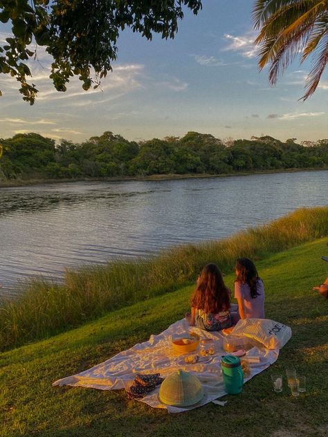 Aesthetic Pictures Picnic, Picnic In Nature, Evening Picnic Aesthetic, Lake Side Picnic, Picnic By The River, Lake Picknick, Picnic Aesthetic Pictures, Picnic Park Aesthetic, Lake Date Aesthetic