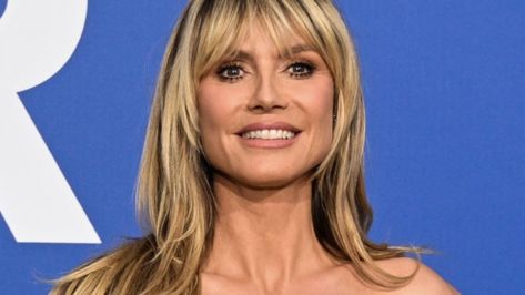 TOPSHOT - German model Heidi Klum arrives to attend the annual amfAR Cinema Against AIDS Cannes Gala at the Hotel du Cap-Eden-Roc in Cap d'Antibes, southern France, on the sidelines of the 76th Cannes Film Festival, on May 25, 2023. Jowl Exercises, Heidi Klum Hair, Heidi Klum Model, Cannes Film Festival Red Carpet, German Model, Eden Roc, Cannes Red Carpet, Cutout Gown, Yellow Gown