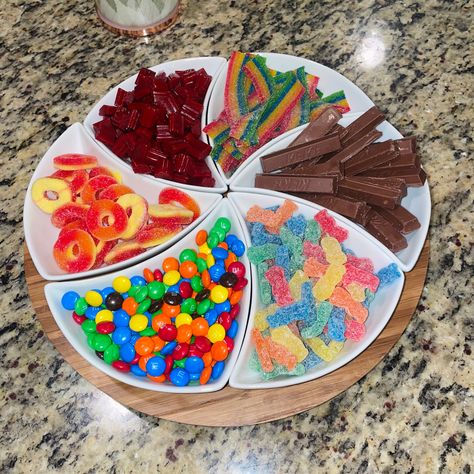 Candy tray idea for movie night with the girlies, friends or family. 🍭🍬🍭🍬 #movienight #candytray #candy #girlsnight #familynight #friendsnight Movie Snack Tray Ideas, Candy Trays For Parties, Sleepover Food Ideas Snacks, Candy Tray Ideas, Snack Trays For Parties, Movie Night Tray, Movie Snack Tray, Movie Food Ideas, Movie Night Bar