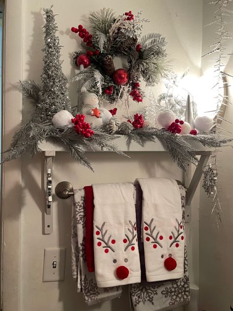 Christmas Ideas For Bathroom, Diy Bathroom Christmas Decor, Christmas Bathroom Decorating Ideas, Christmas Decor Bathroom Ideas, Christmas Decor Ideas For Bathroom, Christmas Bathrooms, Bathroom Christmas Decor Ideas, Christmas Bathroom Ideas, Christmas Decor Bathroom