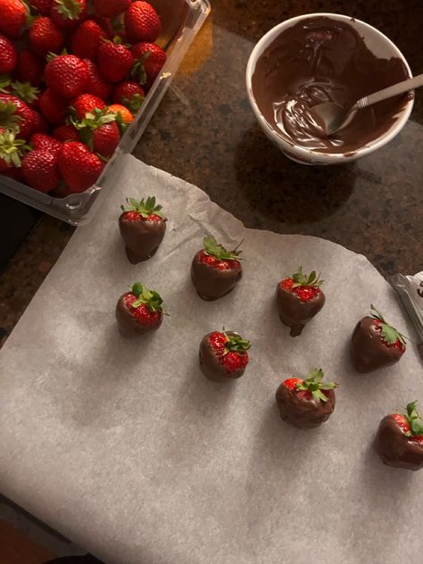 Gemma Aesthetic, Chocolate Covered Strawberries Dessert, Making Chocolate Covered Strawberries, Strawberries Chocolate, Easy Candy Recipes, Food For Special Event, Making Chocolate, Dipped Strawberries, Gift Ide