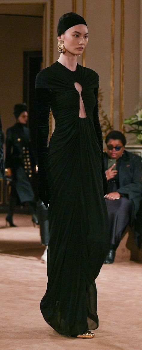 Schiaparelli Fall 2023 RTW Schiaparelli 2023 Fall, Schaperelli Couture Vintage, Schiaparelli Couture Vintage, Schaperelli Ready To Wear, Schaperelli Couture 2023, Fall2023 Trends, Scaparelli Dresses, Schiaparelli Ss24, Schiaparelli Ss23