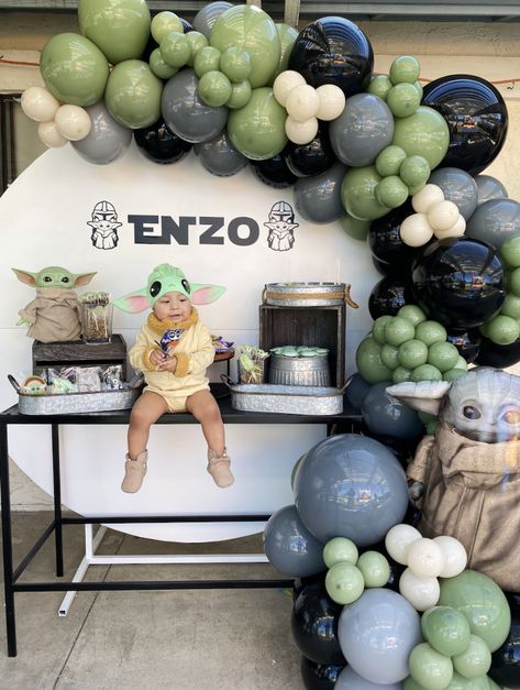 Babyyoda Birthday Party, 2nd Birthday Star Wars, Yoda Balloon Garland, Star Wars Birthday Balloons, Starwars 1st Bday, Grogu Party Decorations, The Mandalorian Birthday Party Ideas, Mandalorian 1st Birthday, Baby Boy 1st Birthday Star Wars