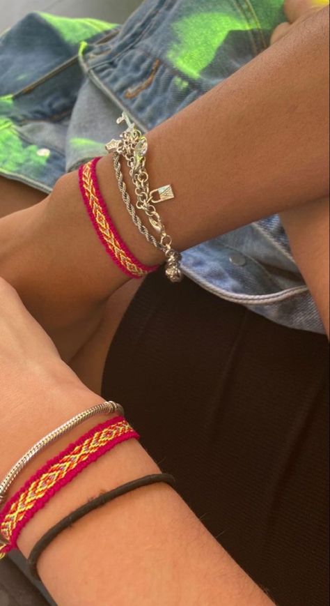 Matching Bracelets For Best Friends Aesthetic, Matching Bracelet Aesthetic, Matching Friendship Bracelets Aesthetic, Matching Friendship Bracelets Couple, Matching Bracelets For Couples Aesthetic, Friendship Bracelet For Boyfriend, Bracelet Couple Aesthetic, Matching String Bracelets, Matching Bracelets Aesthetic